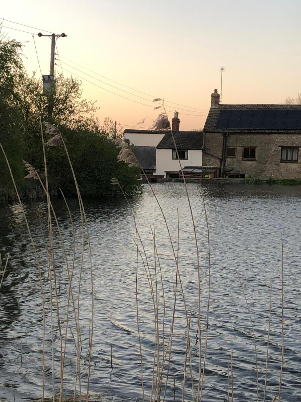 Astwell Mill Bed & Breakfast Helmdon ภายนอก รูปภาพ